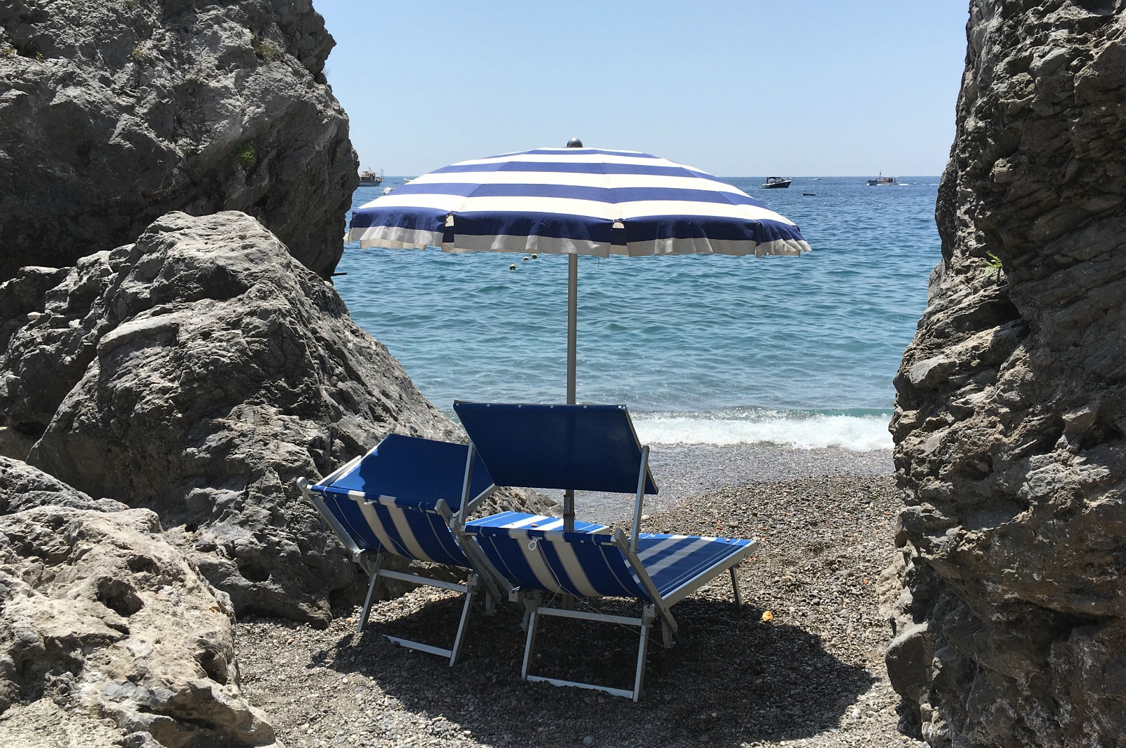 amalfi-coast-beach-sunbed