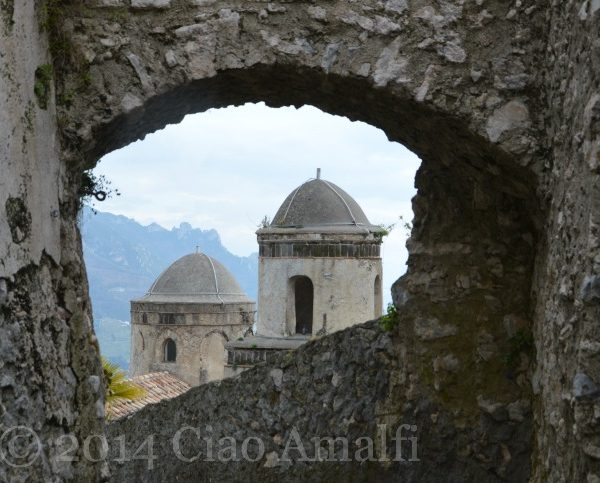 Bends, Curves and Checks in Ravello